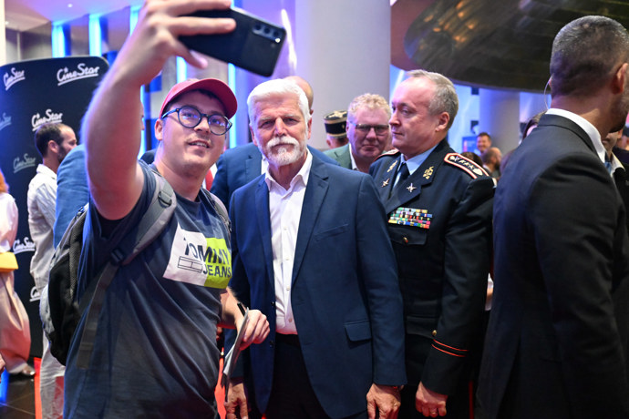 FOTO: Prezident Petr Pavel se fotil se svými příznivci. – stránka 58