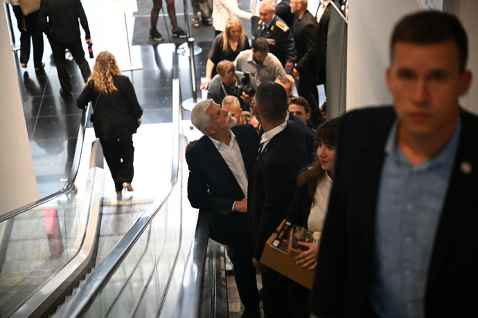 FOTO: Prezident Petr Pavel dorazil na premiéru Osamělý vlk jako soukromá osoba. – stránka 56