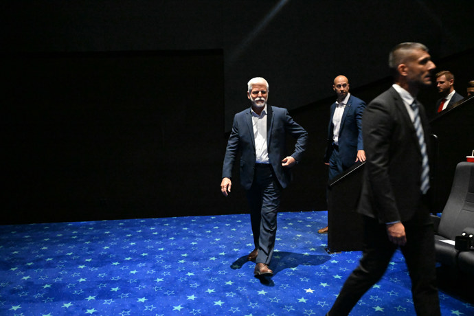 FOTO: Prezident Petr Pavel se usmíval na všechny strany. – stránka 53