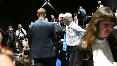 FOTO: Prezident Petr Pavel si v kinosále sundal sako.
