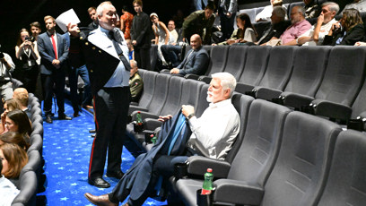 FOTO: Prezident Petr Pavel si v kinosále udělal pohodlí.