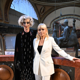 Jan Cina oblékl - stejně jako ve filmu - kostým drag queen, Pavla Tomicová pak bílý kalhotový kostýmek.