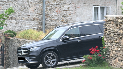 FOTO: Luxusních Mercedesů se na místě objevilo hned několik.