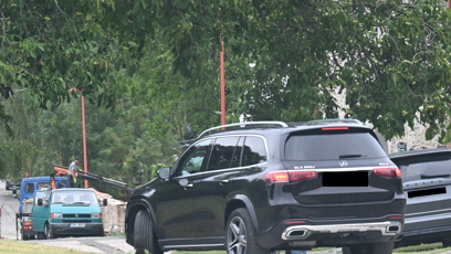 FOTO: Rodina sázela na luxusní vozy Mercedes.