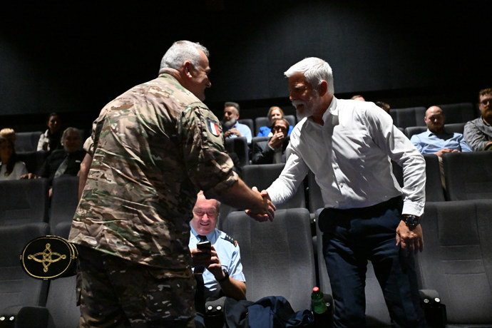 FOTO: Prezident Petr Pavel byl podle všeho velmi rád, že všechny vidí. – stránka 46