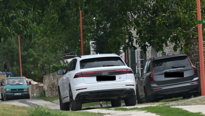 FOTO: Bílé Audi při odjezdu.