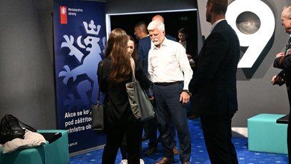 FOTO: Prezident Petr Pavel se věnoval fanouškům i po promítání.