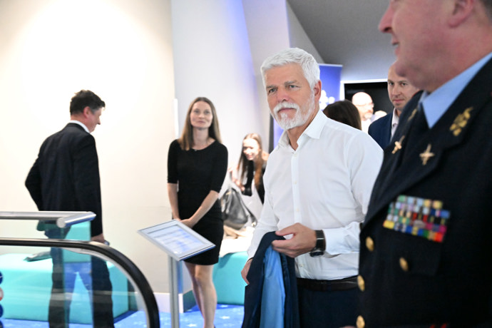 FOTO: Prezident Petr Pavel po konci promítání. – stránka 44