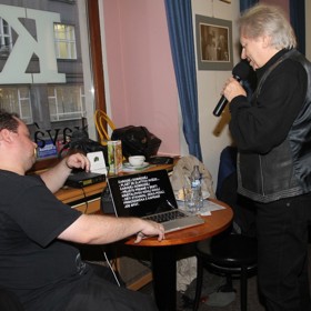 Václav Neckář mladší sestavil pro svého otce speciální čtecí zařízení na texty písní. To mu pomohlo ve chvílích, kdy si nemohl vzpomenout na text.