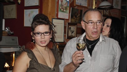 FOTO: Ivan s dcerou v roce 2011. Tradiční vánoční večírek Divadel Hybernia a Broadway se konal v průhonické restauraci U Slepiček.