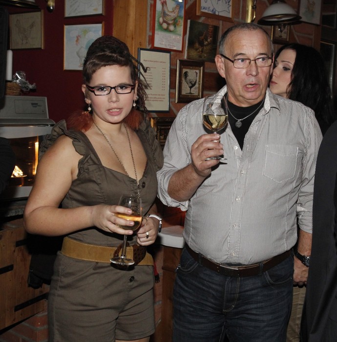 FOTO: Ivan s dcerou v roce 2011. Tradiční vánoční večírek Divadel Hybernia a Broadway se konal v průhonické restauraci U Slepiček. – stránka 2