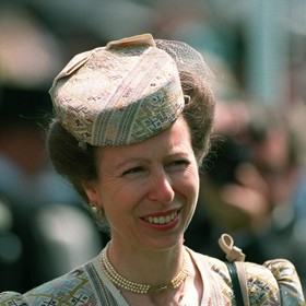 Na dostihy v Ascotu nosí Anne ráda i tento komplet potištěného saka a krémové midi sukně. Takto jí to slušelo v roce 1994.