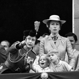 Princezna Anne je mistryní recyklace. Začala s ní v podstatě už v době, kdy její nekorunovaná královna Kate Middleton ještě ani nebyla na světě. Tyto dvouřadé žluté kabátové šaty od Susan Small má ve skříni minimálně od vojenské přehlídky v roce 1980.