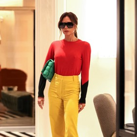 Nevšedních barevných kombinací se nebojí třeba Victoria Beckham. Takto vynesla nejen červenou se žlutou, ale doplnila je ještě zelenou kabelkou.
