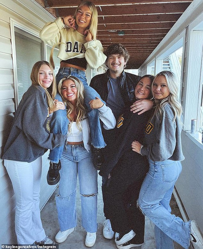 FOTO: Brutální útok přežila pouze Dylan Mortensen vlevo a Bethany Funke vpravo. – stránka 2