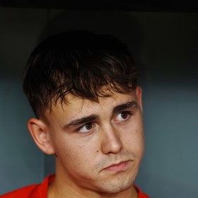 Matěj Jurásek maže příspěvky proti Spartě.