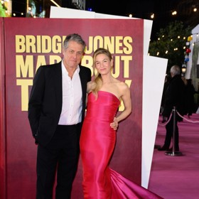 Oba herci se opakovaně potkávali v pokračováních prvního filmu. Takto společně zapózovali na londýnské premiéře čtvrtého dílu Bridget Jonesová: Láskou šílená.