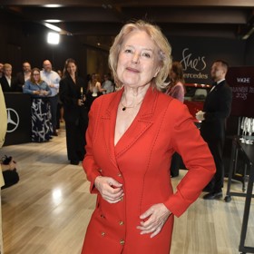Magda Vášáryová má červenou barvu v oblibě. Herečka se do ní obléká od hlavy až k patě včetně doplňků i v civilnějších modelech.