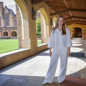 Momentálně studuje na univerzitě v australském Sydney společenské vědy.