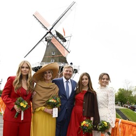 Královská rodina - princezna Amalia, královna Máxima, král Willem Alexander, princezna Alexia a princezna Ariane.