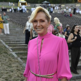 Zlaté doplňky dodaly výraznému odstínu slavnostnější a luxusnější nádech