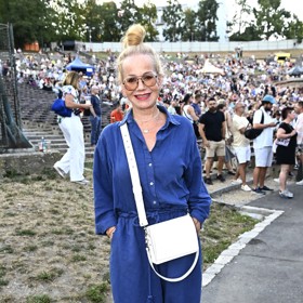 Jitka Asterová ve svém outfitu propojila hned několik trendů léta 2026.