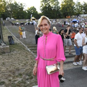 Helena Vondráčková vsadila na svou oblíbenou ostře růžovou.