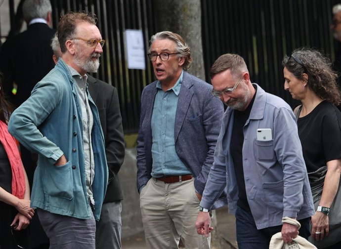 FOTO: Na pohřeb dorazil Steve Coogan. – stránka 7