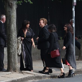 Dorazil také lídr kapely U2.