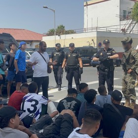 Ceutu už by měli mít pod kontrolou policisté a vojáci. Tisíce migrantů ale stále zůstává.