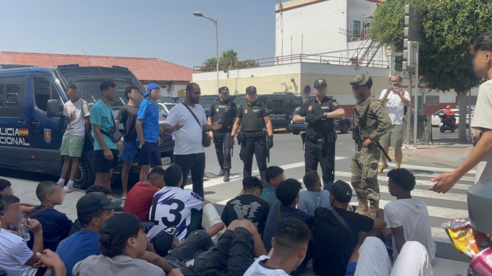 FOTO: Ceutu už by měli mít pod kontrolou policisté a vojáci. Tisíce migrantů ale stále zůstává. – stránka 4