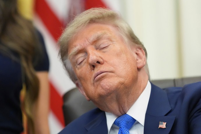 FOTO: Americký prezident Donald Trump usnul během setkání s novináři v Oválné pracovně Bílého domu. – stránka 6