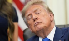 Americký prezident Donald Trump usnul během setkání s novináři v Oválné pracovně Bílého domu.