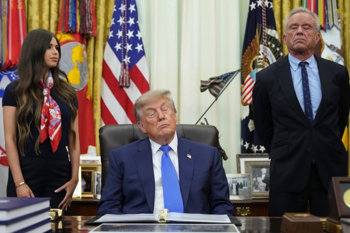 FOTO: Americký prezident Donald Trump usnul během setkání s novináři v Oválné pracovně Bílého domu. – stránka 5