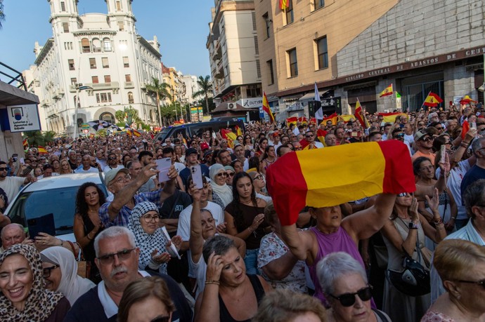 FOTO: Španělé v Ceutě se bouří. Svolávají demonstrace. Vyzývají premiéra Sáncheze k demisi. Zpívají hymnu. – stránka 2