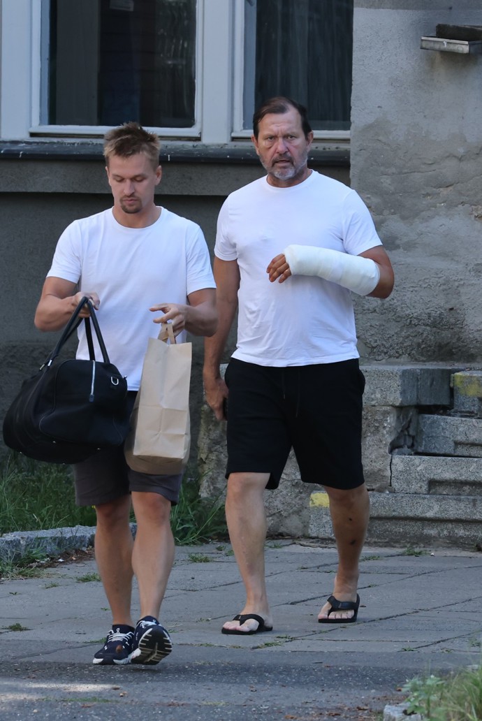 FOTO: Jaromír Soukup odchází z nemocnice. – stránka 1