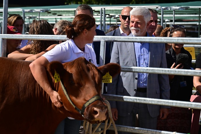 FOTO: Petr Pavel si na veletrhu prohlédl vystavené stroje, hospodářský skot a neodolal ani sklenici točeného piva. – stránka 2