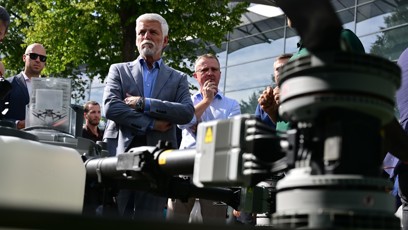 FOTO: Hlava státu si v areálu prohlédla vystavené stroje.