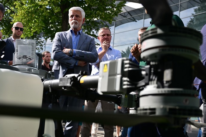 FOTO: Hlava státu si v areálu prohlédla vystavené stroje. – stránka 1