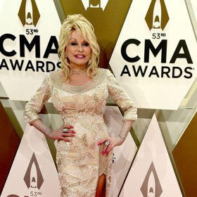 Dolly Parton prodala přes 100 milionů desek a pyšnila se přízviskem královna country. Zemřela po krátkém boji s rakovinou 25. srpna 2026.