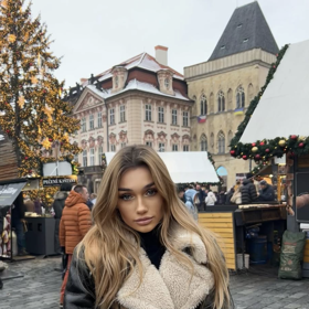 Nedávno se ale vydala na bosou procházku Prahou.