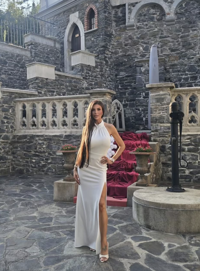 FOTO: Lela Ceterová se vydala relaxovat na Hrad Kunzov. – stránka 34