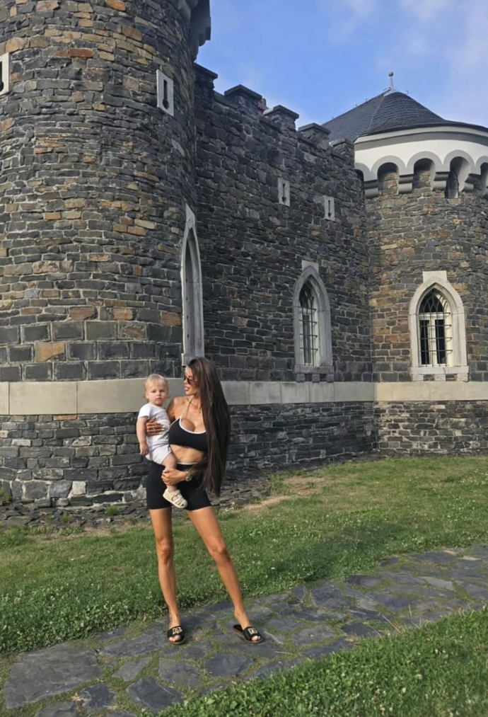 FOTO: Vyrazila společně s dětmi. – stránka 33