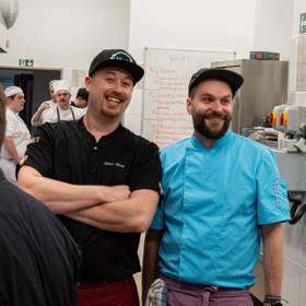 Jakub Menšík s vítězem MasterChefa Janem Albrechtem.