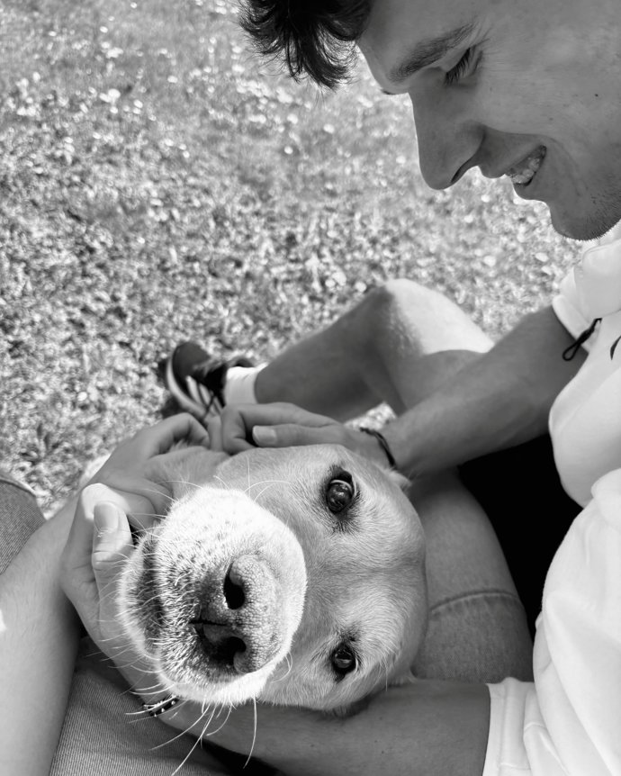 FOTO: Jakub Menšík se svým milovaným labradorem. – stránka 4