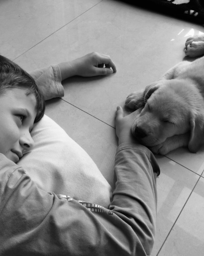 FOTO: Jakub Menšík a štěně Rafa. – stránka 1