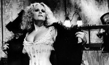 Olga Schoberová ve filmu Adéla ještě nevečeřela.