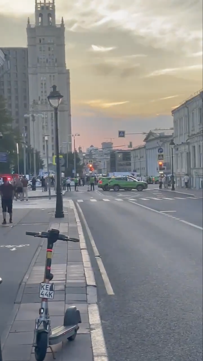 FOTO: Policie neprodleně zablokovala příjezdové cesty k mrakodrapu na Kudrinském náměstí. – stránka 8