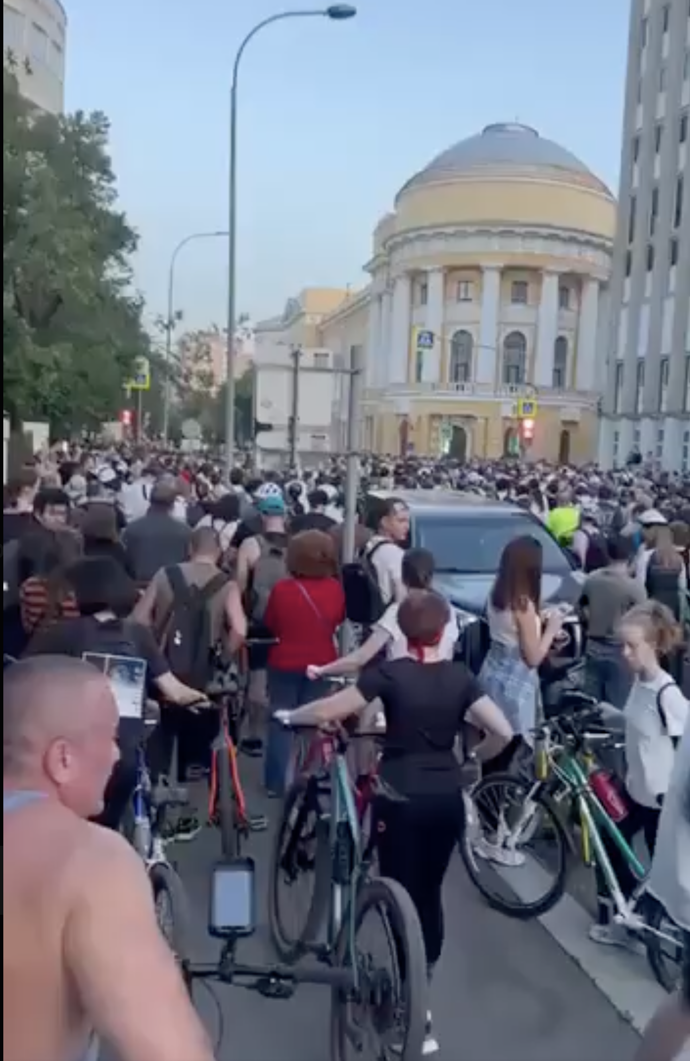 FOTO: V okolí Kudrinského náměstí se před výbuchem shromažďovaly desítky cyklistů, akce byla po atentátu okamžitě zrušena. – stránka 9