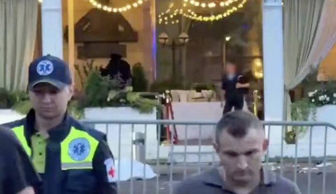 FOTO: Trhavina detonavala u vstupu na venkovní verandu, kde zrovna probíhal soukromá hostina. – stránka 7